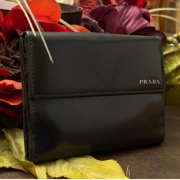 Vintage PRADA Black Spazzolato Leather With Contrast Logo Compact Snap Wallet - Picture 2 of 16